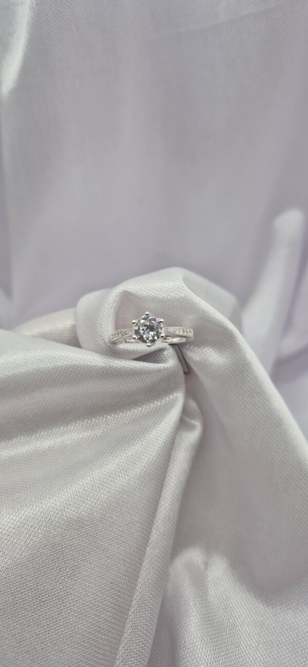 Anillo Solitario de Plata 925 Diseño Medio Sin Fin con Piedra