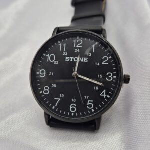 Reloj Stone con Malla de Cuero Fondo Negro