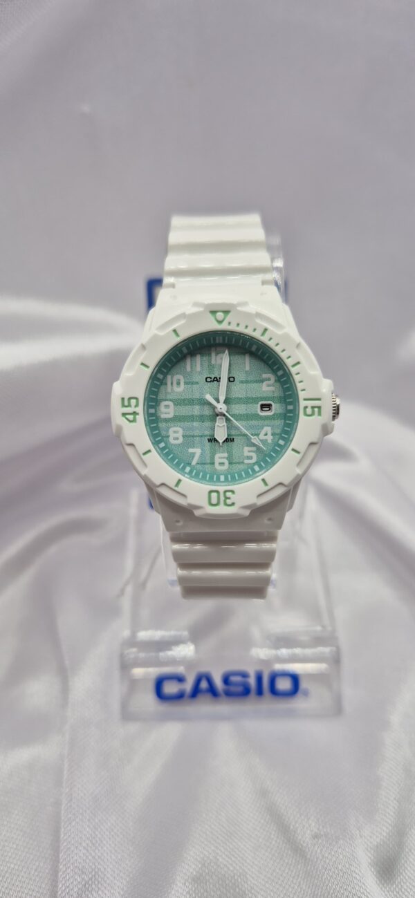 Reloj Casio con Malla de Caucho Modelo LRW-200H-3CVDF