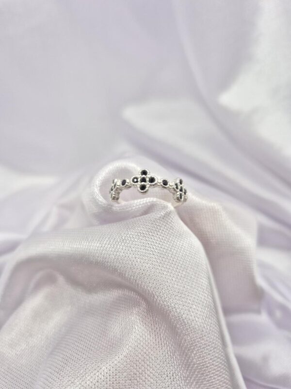 Anillo de Plata 925 Diseño Trébol con Piedras Negras