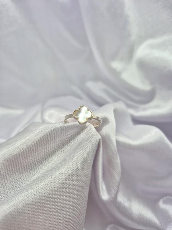 Anillo de Plata 925 Diseño Trébol de Piedra Nácar