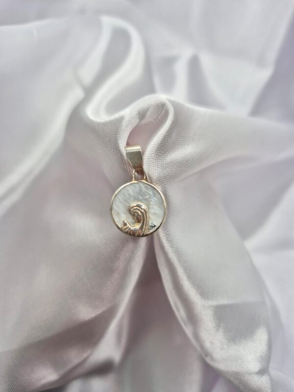 Dije de Plata 925 y Oro Virgen Niña con Fondo Nácar