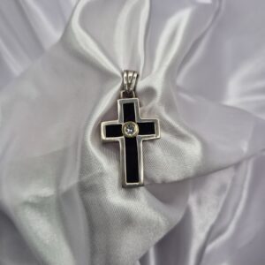 Dije de Plata 925 Diseño Cruz con Fondo Negro y una Piedra