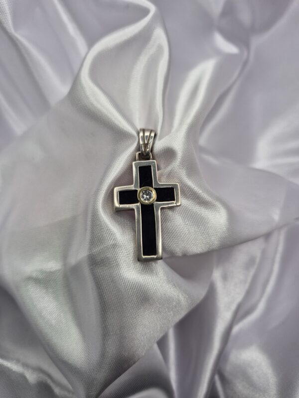 Dije de Plata 925 Diseño Cruz con Fondo Negro y una Piedra