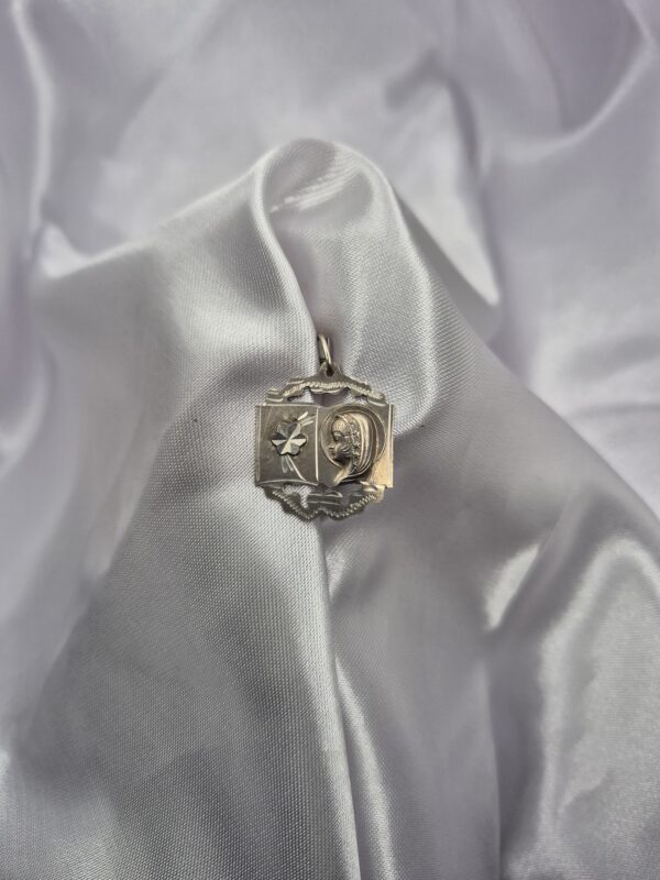 Dije de Plata 925 Diseño Virgen Niña Facetada