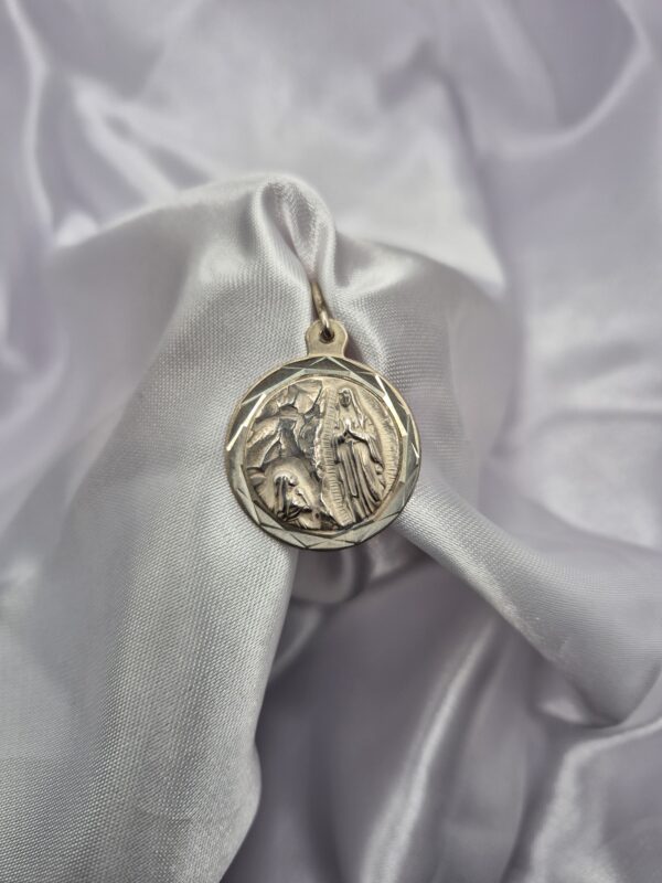 Dije de Plata 925 Diseño Medalla de la Virgen de Lourdes