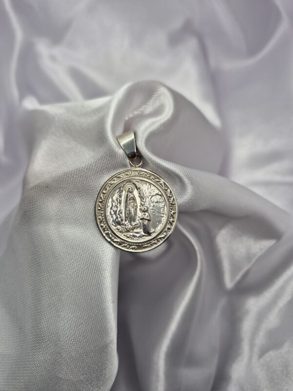 Dije de Plata 925 Diseño Medalla Redonda Virgen de Lourdes