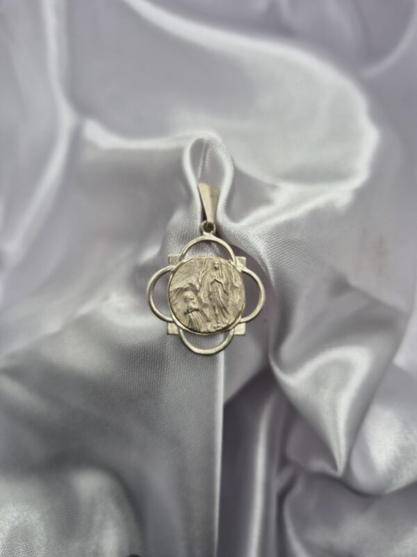 Dije de Plata 925 Diseño Virgen de Lourdes
