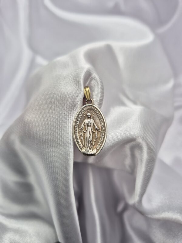 Dije de Plata 925 y Oro Diseño Ovalado Virgen Milagrosa