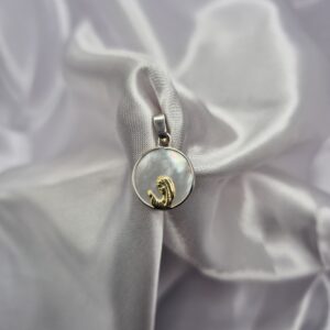 Dije de Plata 925 y Oro Diseño Virgen Niña Fondo Nácar