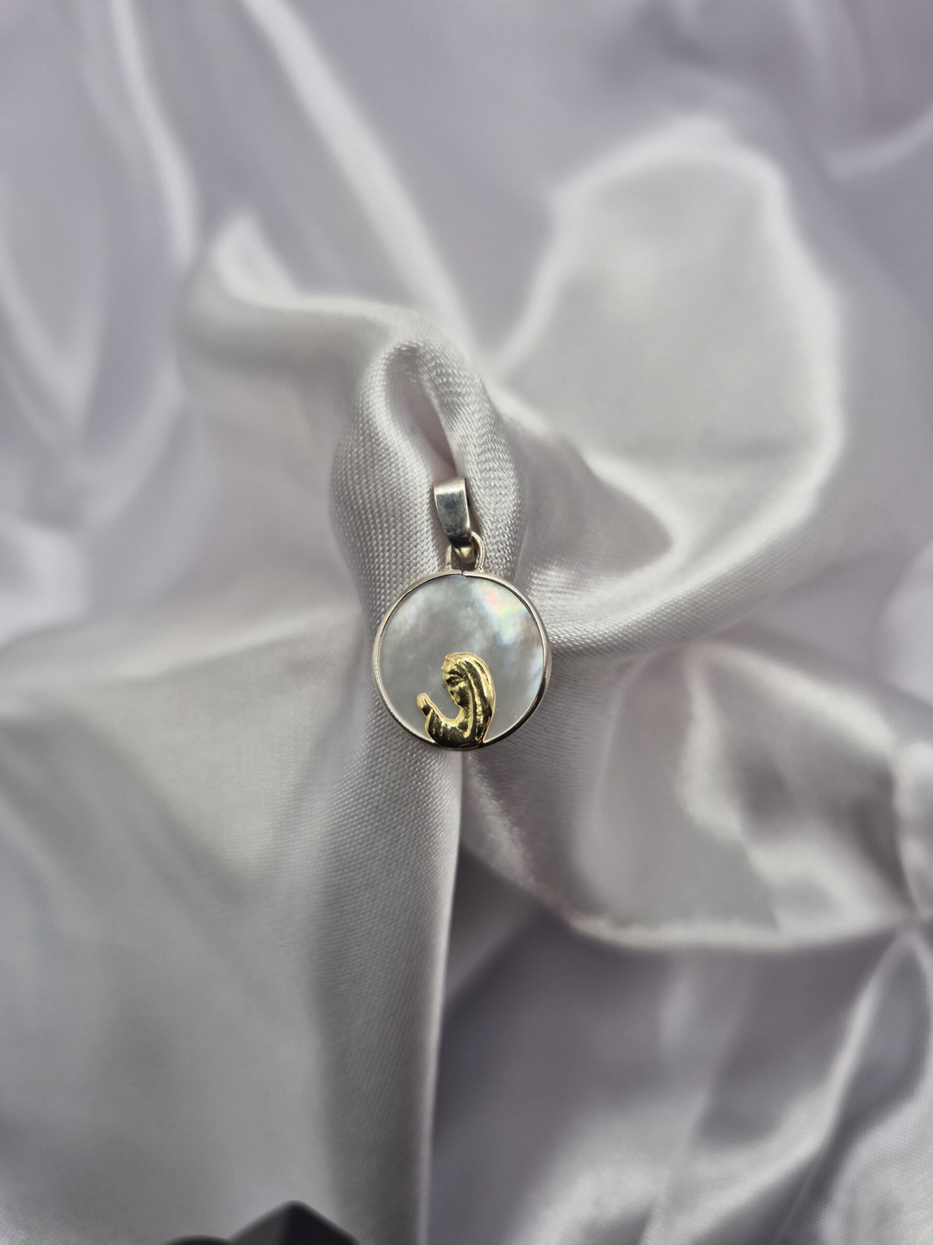 Dije de Plata 925 y Oro Diseño Virgen Niña Fondo Nácar: imagen 1