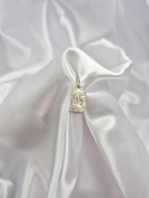 Dije de Plata 925 Diseño Ovalado de la Virgen Niña