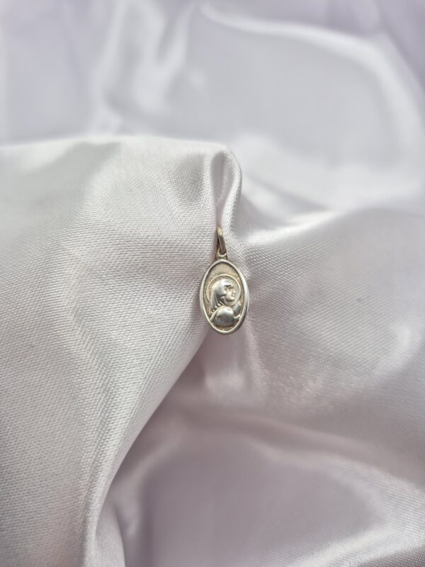Dije de Plata 925 Diseño Virgen Niña Ovalado