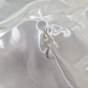 Dije de Plata 925 Diseño Serpiente con Ojos Verdes