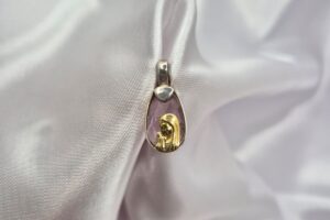 Dije de Plata 925 y Oro Virgen Niña con Piedra Ovalada